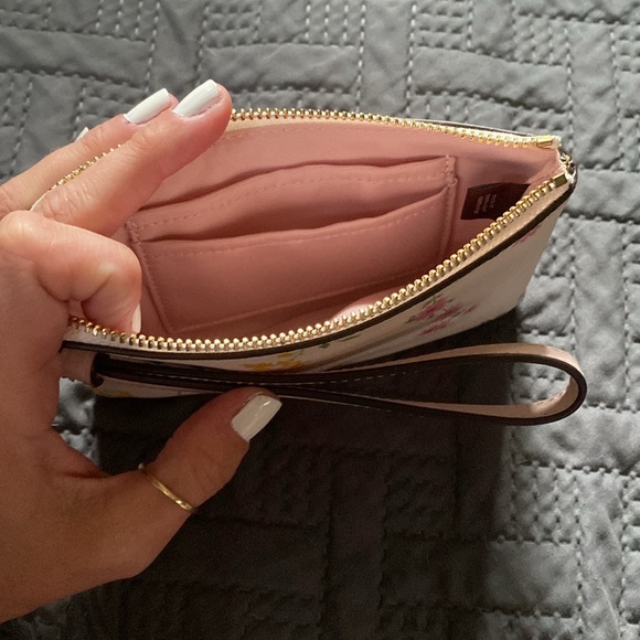 NWOT Coach Wristlet Wallet With Floral Print And Signature Logo White Pink - Picture 3 of 3